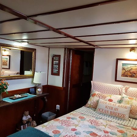 Bed and Breakfast Making Waves Boatel Торонто Екстер'єр фото