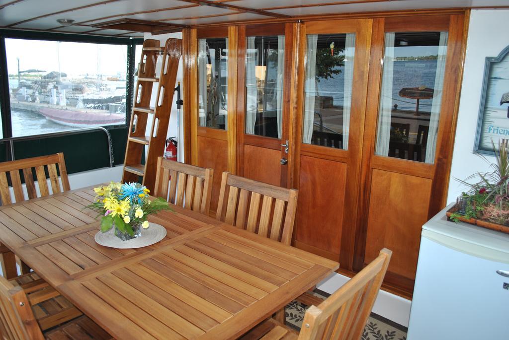 Bed and Breakfast Making Waves Boatel Торонто Екстер'єр фото