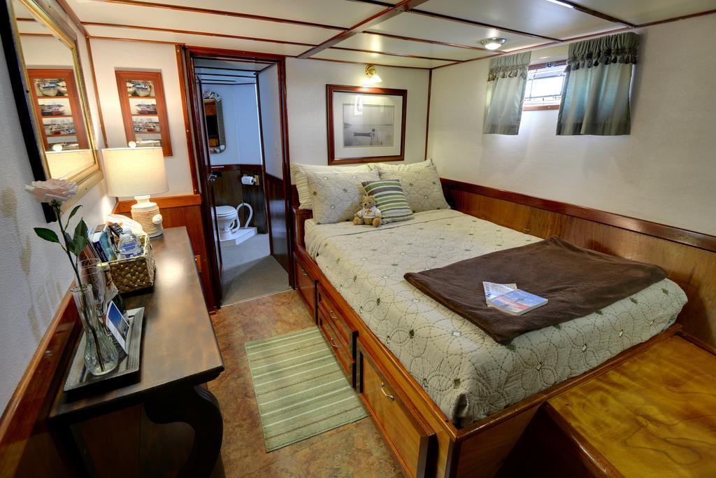 Bed and Breakfast Making Waves Boatel Торонто Екстер'єр фото