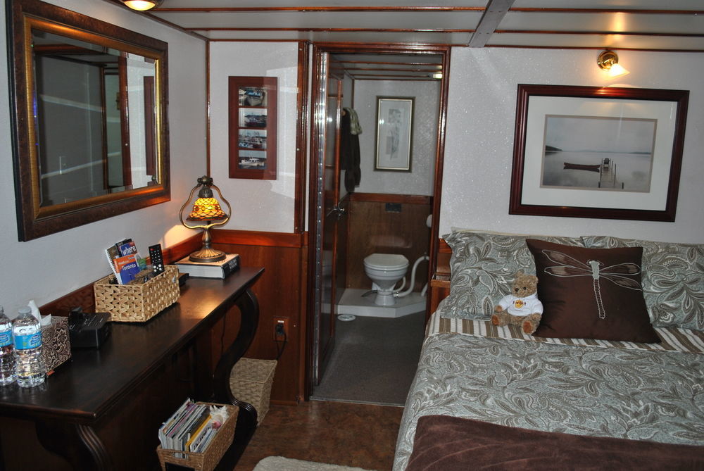 Bed and Breakfast Making Waves Boatel Торонто Екстер'єр фото