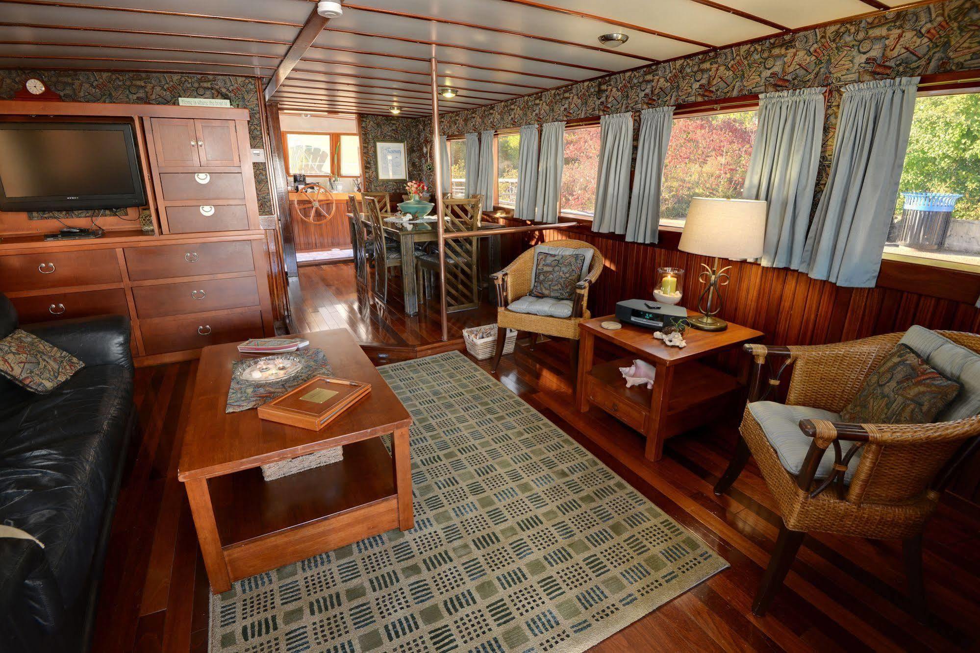 Bed and Breakfast Making Waves Boatel Торонто Екстер'єр фото