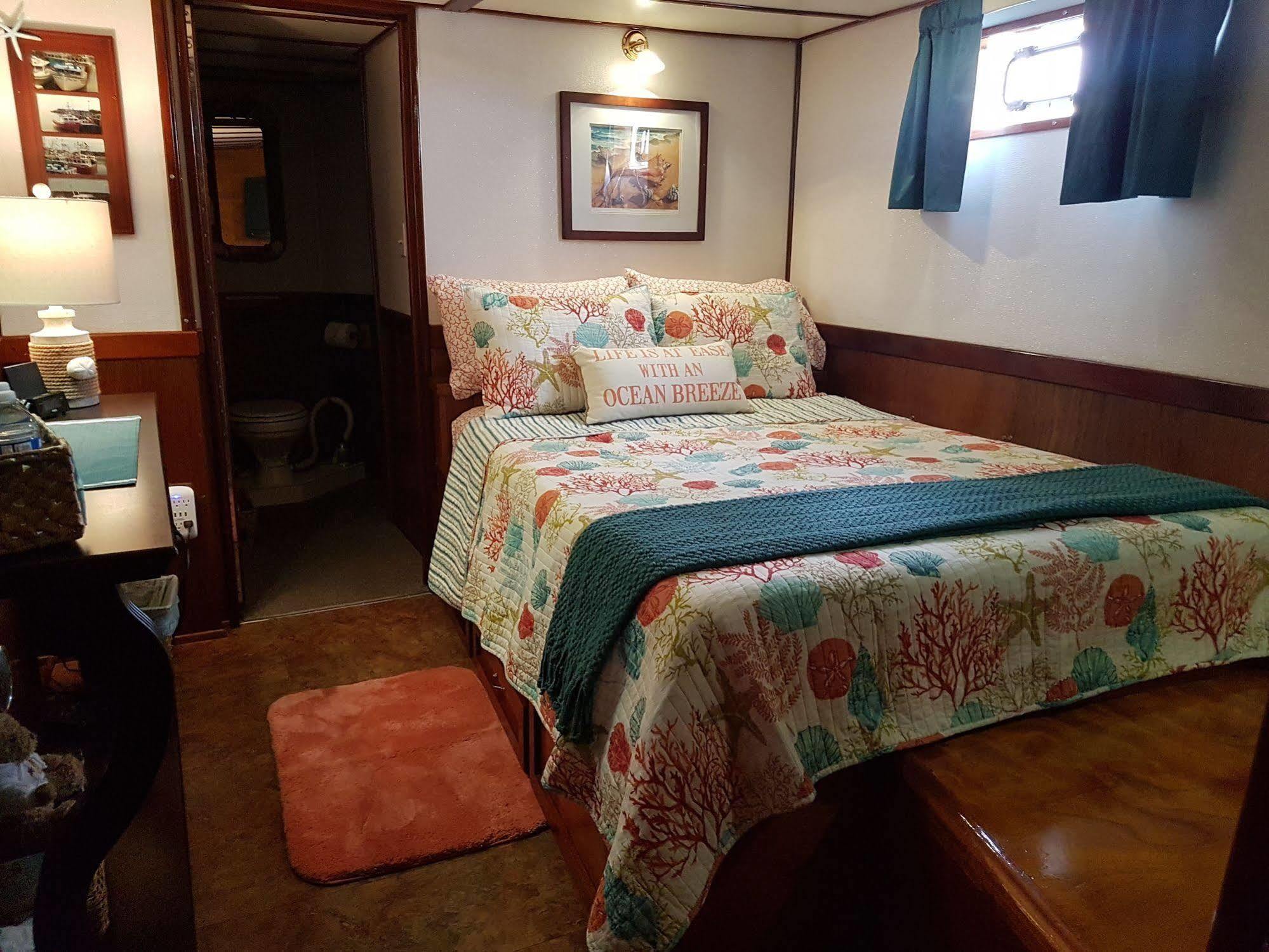 Bed and Breakfast Making Waves Boatel Торонто Екстер'єр фото