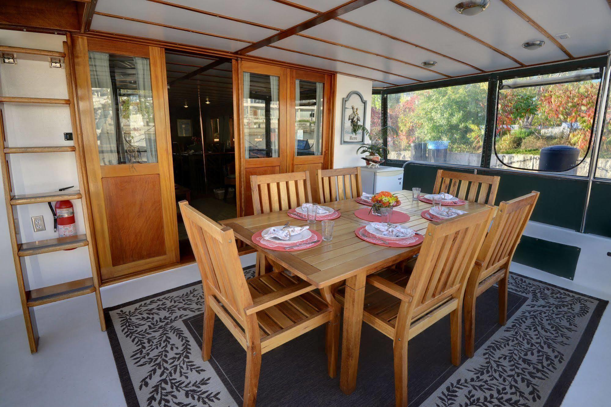 Bed and Breakfast Making Waves Boatel Торонто Екстер'єр фото