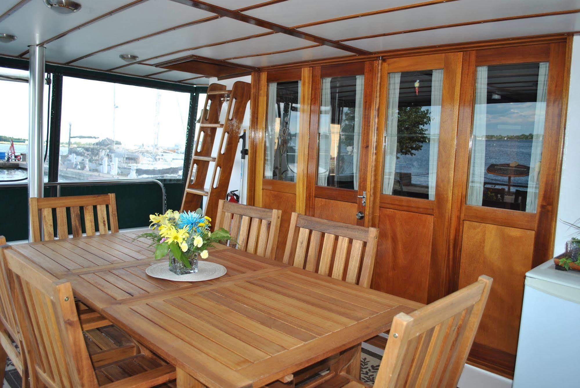 Bed and Breakfast Making Waves Boatel Торонто Екстер'єр фото